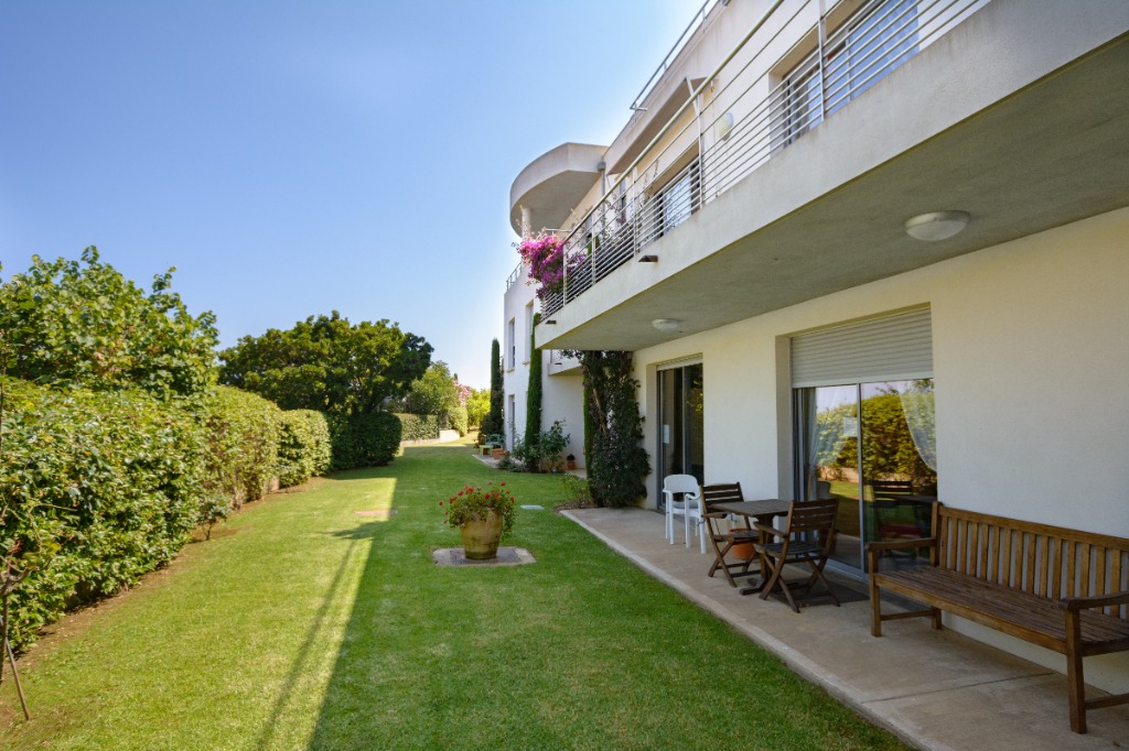 Façade et jardin arboré A Casa Serena
